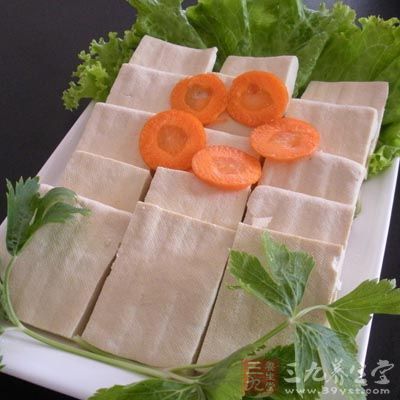 步驟:將豆腐切成5毫米厚的薄片 步驟:將豆腐切成5毫米厚的薄片