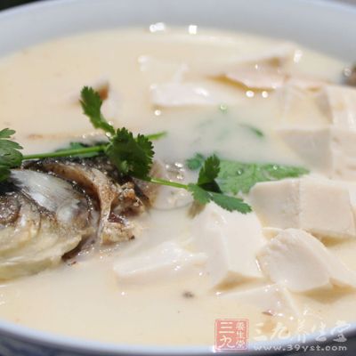 將6碗水倒入煲內燒開,放入煎好的鲫魚 將6碗水倒入煲內燒開,放入煎好的鲫魚
