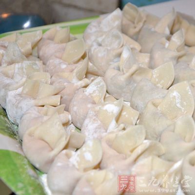 每張馄饨皮包上一層肉餡後，捏攏成馄饨