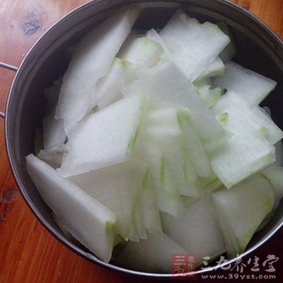 冬瓜切小方丁塊備用