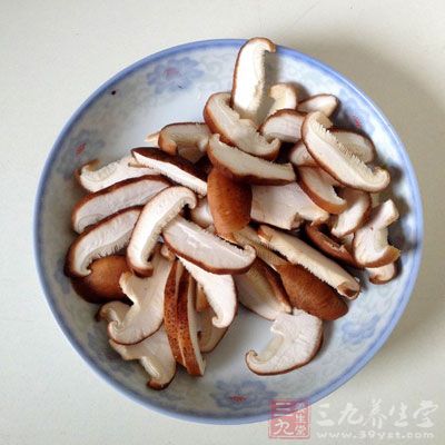 新鮮香菇5個，切片