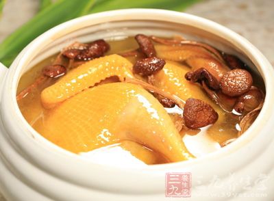 茶樹菇炖雞原料：雞、茶樹菇、干辣椒兩個