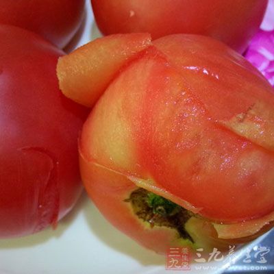 取出番茄，晾涼番茄，剝去番茄皮