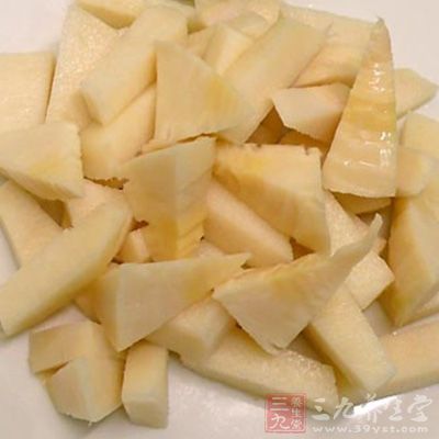 冬筍去殼用清水煮熟，切塊