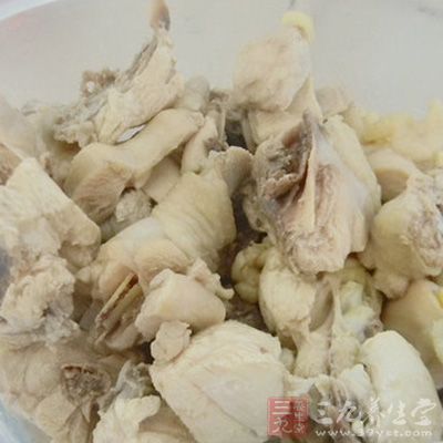 雞塊，焯水，撈出，控干水分，放在碗內備用