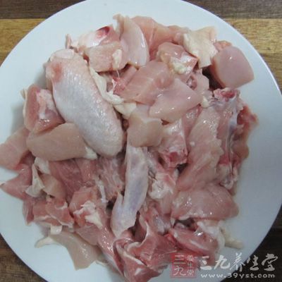 雞洗淨，剁成小塊