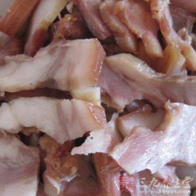 鹵好的肉冷卻後倒入保鮮盒
