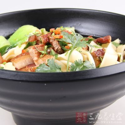 鹵肉刀削面