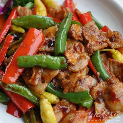 蓋上鍋蓋小火焖一會，加辣椒翻炒，水澱粉勾芡即可