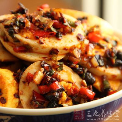 煮好的雞蛋浸入冷水中降溫