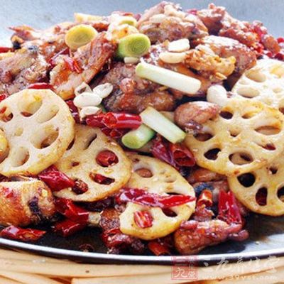 撈出瀝干水分，撒少許生粉抓勻