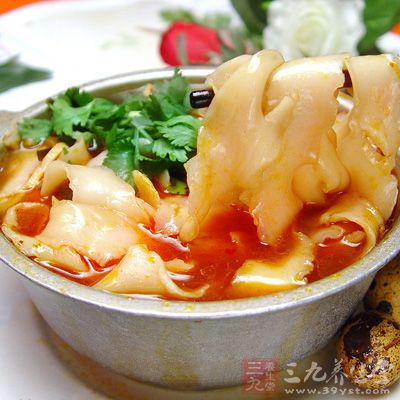 把面和蒜翻均勻，味道獨特的炒面就可以出鍋了