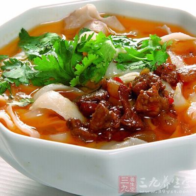 將煮好的面條盛出，灑上香菜即可食用