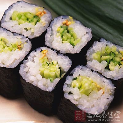 壽司的種類很多，下面以卷壽司為例，談談壽司的制作