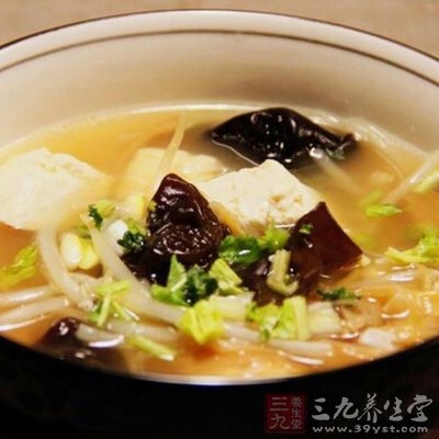 熱鍋倒少許玉米油,煎切成塊的豆腐至黃色出鍋 熱鍋倒少許玉米油,煎切成塊的豆腐至黃色出鍋