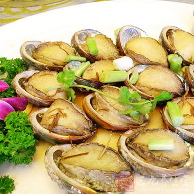 將鮑魚裝盤，擺上姜絲、蔥白段