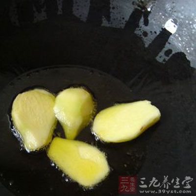鍋中加油燒熱，下姜片煸香