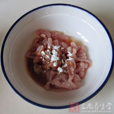 腌制肉絲的時候，已經放入調味料，所以在後期炒的時候，鹽的量要控制