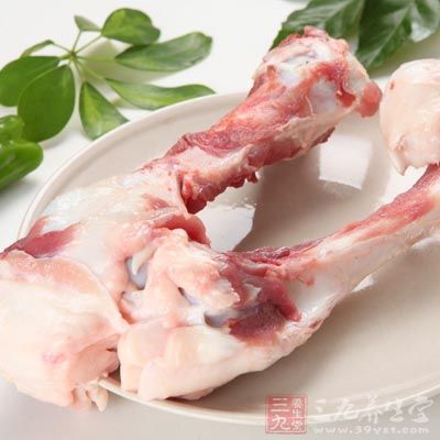 鍋內加水,待水開時,投入豬骨,胡蘿卜,用火煮透沖淨 鍋內加水,待水開時,投入豬骨,胡蘿卜,用火煮透沖淨