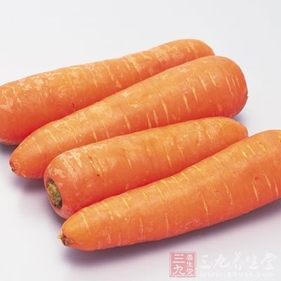等待排骨軟爛，加入鹽、味精，切片的胡蘿卜