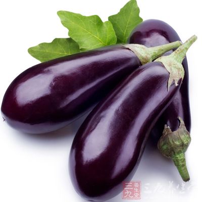 將茄子條炒至斷生,倒入煎好的土豆條翻炒均勻 將茄子條炒至斷生,倒入煎好的土豆條翻炒均勻