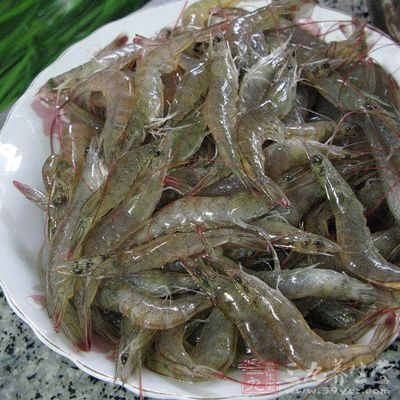 再次將火調大,將油燒熱,將蝦倒入復炸約10秒鐘後撈出 再次將火調大,將油燒熱,將蝦倒入復炸約10秒鐘後撈出