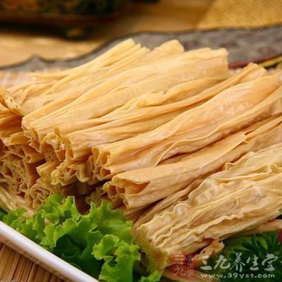 絲腐竹用熱水泡開後過涼水，控干水備用