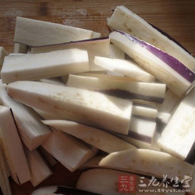 茄子去蒂，洗淨，切成約5厘米長段
