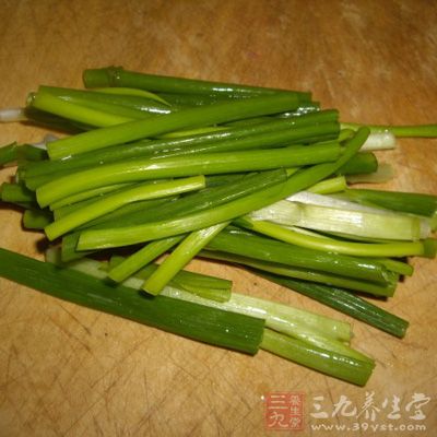 將准備好的香蔥切段