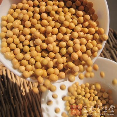加上酒、蔥及黃豆,加蓋,用文火焖煮 加上酒、蔥及黃豆,加蓋,用文火焖煮