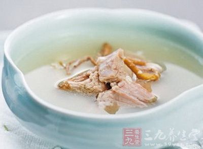 當歸羊肉湯是由當歸、羊肉為主料做成的一種湯