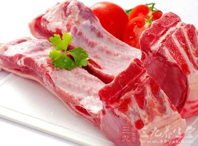 材料:肋排500克,香蔥1棵 材料:肋排500克,香蔥1棵