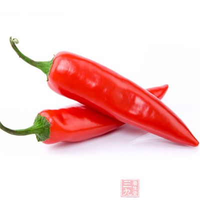 把辣椒,蔥段以及桂皮倒入鍋中 把辣椒,蔥段以及桂皮倒入鍋中