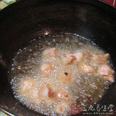 倒入過開水後的鴿肉塊翻炒