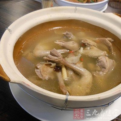 鴿子湯就做好了，特別適合產婦坐月子及手術後的病人服用