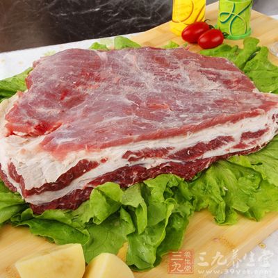 燒一鍋水,水開後,放入牛腩煮10分鐘 燒一鍋水,水開後,放入牛腩煮10分鐘