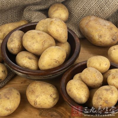 等牛肉炖得軟爛了加入土豆,紅蘿卜,鹽 等牛肉炖得軟爛了加入土豆,紅蘿卜,鹽