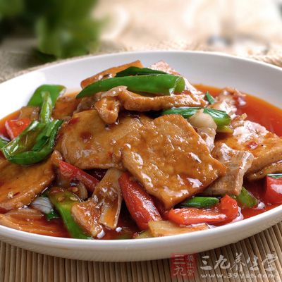 三角豆腐放入滾水中汆燙後，撈起瀝干備用