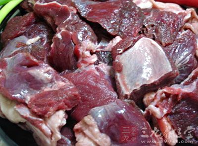 鴿子一只，瘦肉150克洗淨
