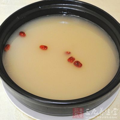 加入面筋和高湯,待湯汁稍微收干 加入面筋和高湯,待湯汁稍微收干