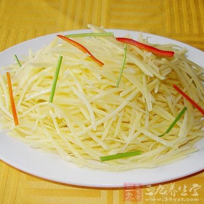 菜熟裝盤、整形,一盤酸酸辣辣脆脆的土豆絲就可以上桌了 菜熟裝盤、整形,一盤酸酸辣辣脆脆的土豆絲就可以上桌了