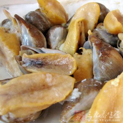 用鹽將鮑魚搓洗一遍