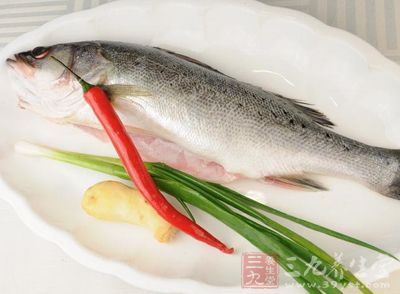 用料 :鲈魚一條,大蔥,生姜,料酒 用料 :鲈魚一條,大蔥,生姜,料酒