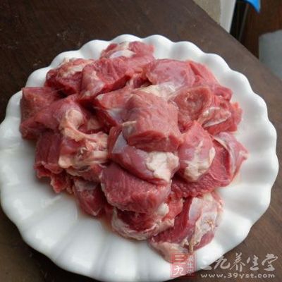 將牛肉切成大塊