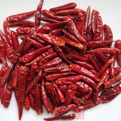 起鍋熱油,放入干辣椒、花椒與豆腐一起翻炒 起鍋熱油,放入干辣椒、花椒與豆腐一起翻炒