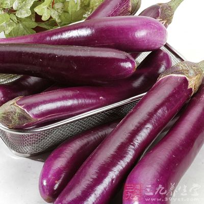 原料:茄子、霉干菜、紅尖椒 原料:茄子、霉干菜、紅尖椒