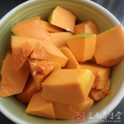 南瓜刮去皮洗淨，切大塊