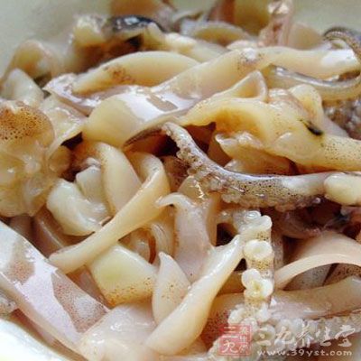 將鱿魚洗淨，去除表皮後切成圈段