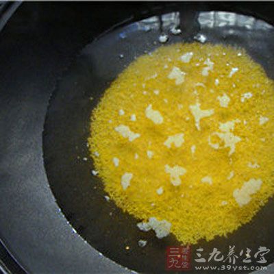 將洗好的小米撈進容器裡，不放水，蒸五分鐘即可
