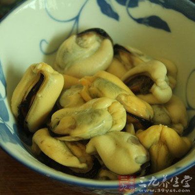 將贻貝肉從殼中取出